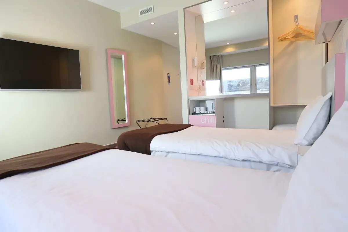 Accessible Twin Room in Citrus Hotel Cheltenham