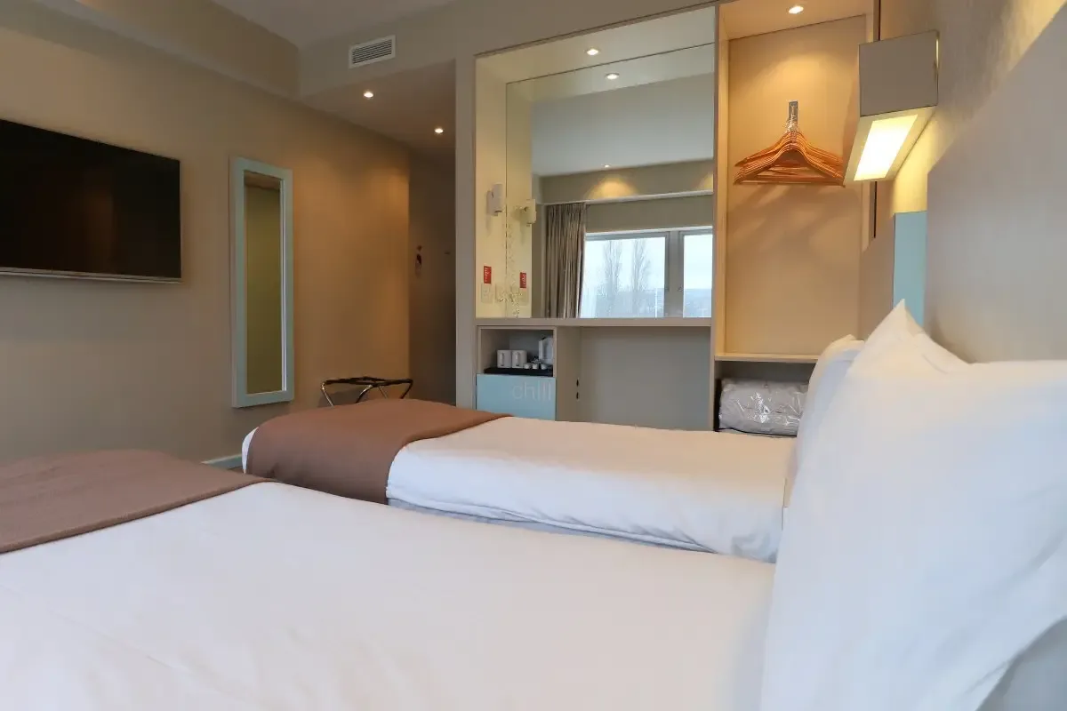 Standard Twin Room in Citrus Hotel Cheltenham