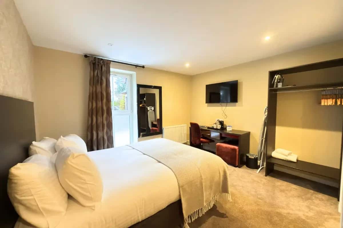 Superior Double Room in Cragminie Hotel