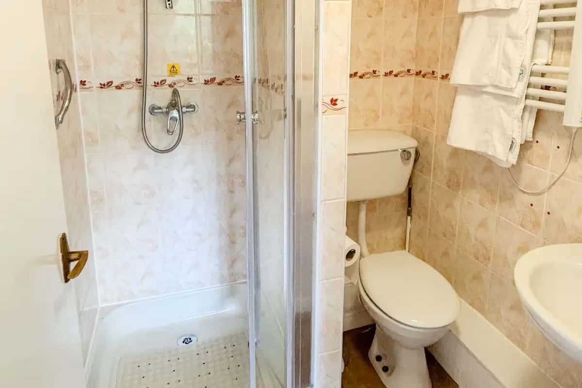Twin Room (1)