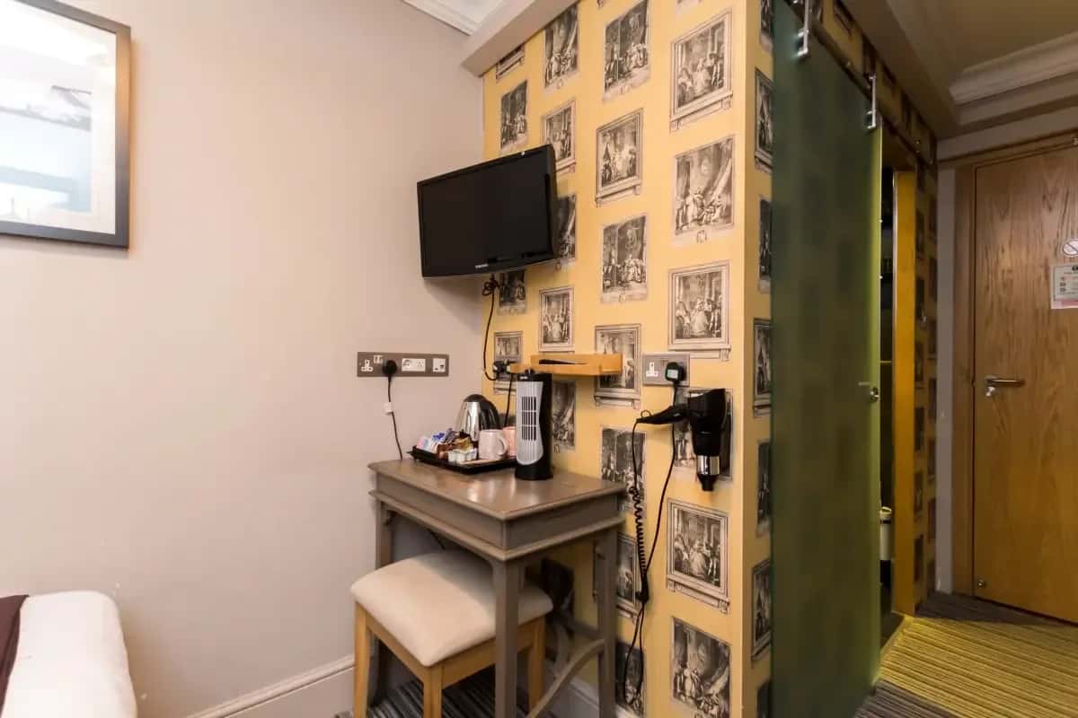 Twin Room at Arosfa Hotel London