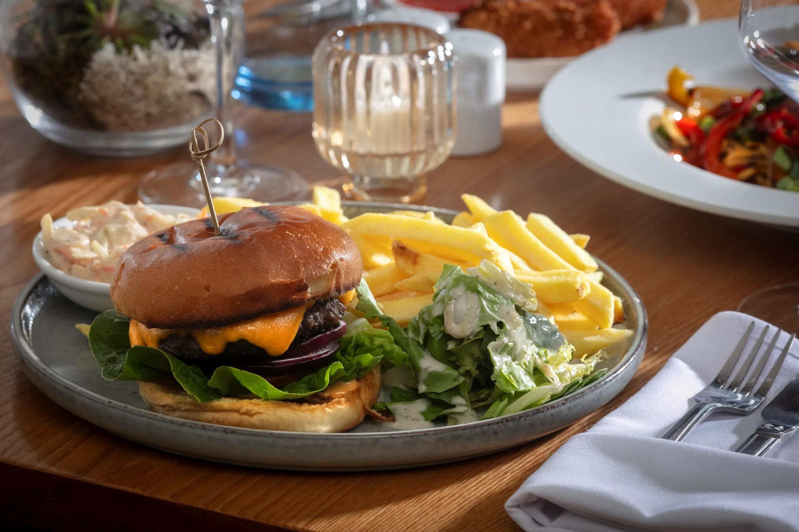 https://nwamljgj1v75tkz0.public.blob.vercel-storage.com/Restaurant-The-Suite.webp