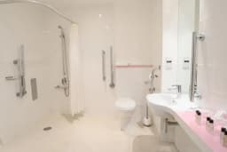 Triple Room in Citrus Hotel Cheltenham