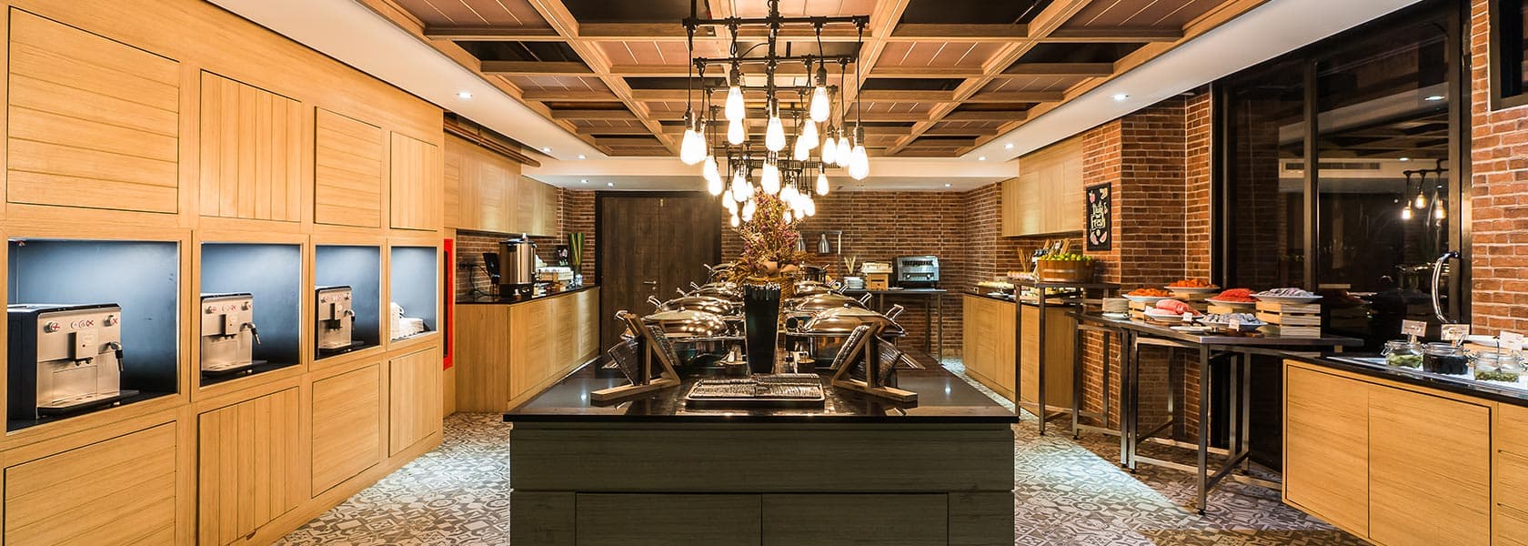 Dining in Citrus Grande Hotel