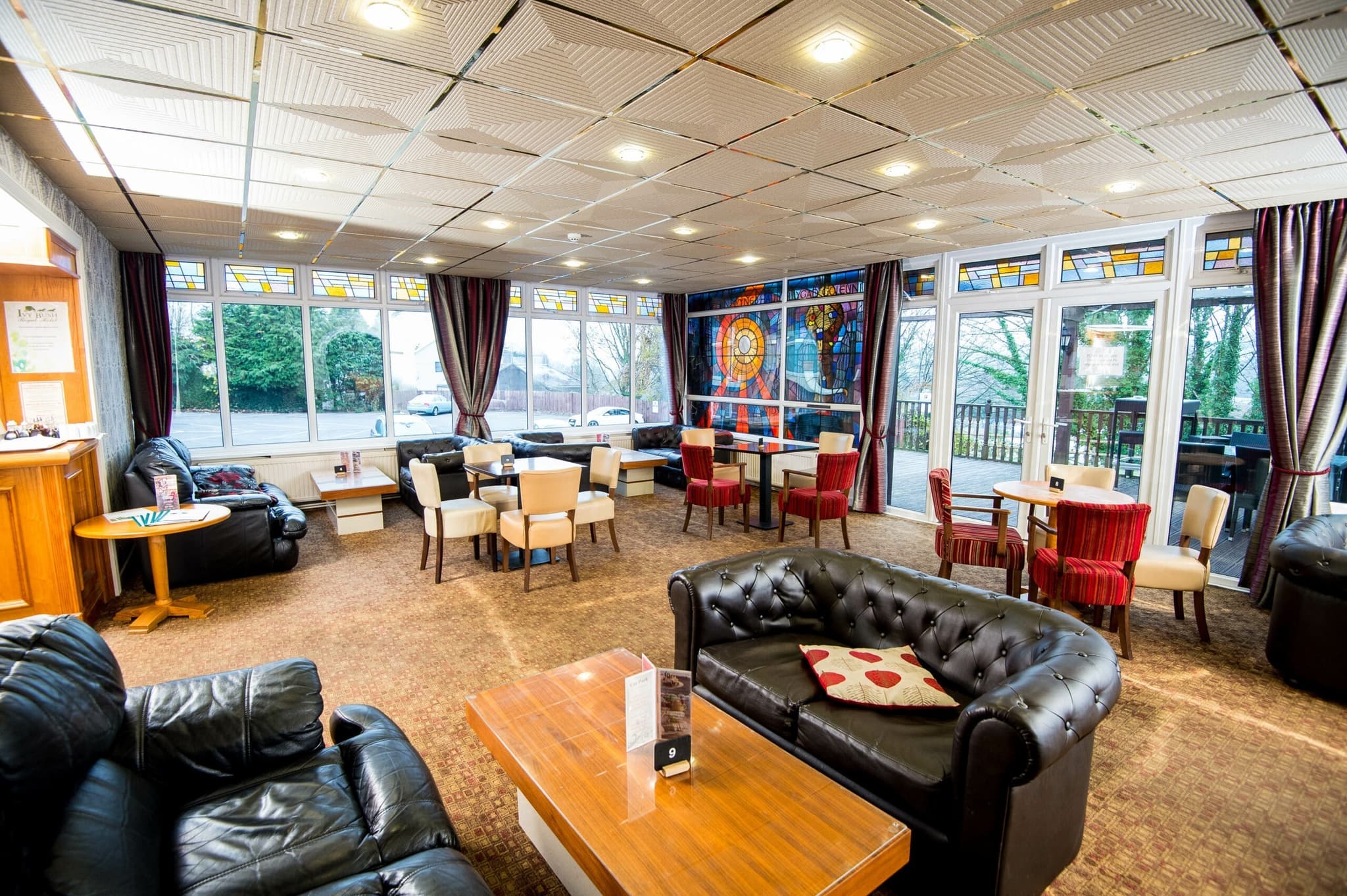 Y TERAS โรงแรม Ivy Bush Royal